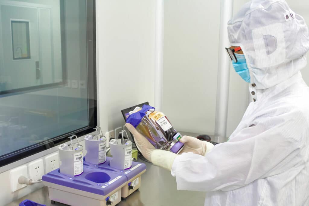 Техник, тестировавщий пакет стволовой клетки в лаборатории Бейке